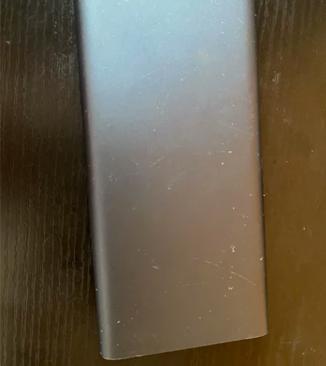 小米10000充电宝，外表有划痕，充电使用...