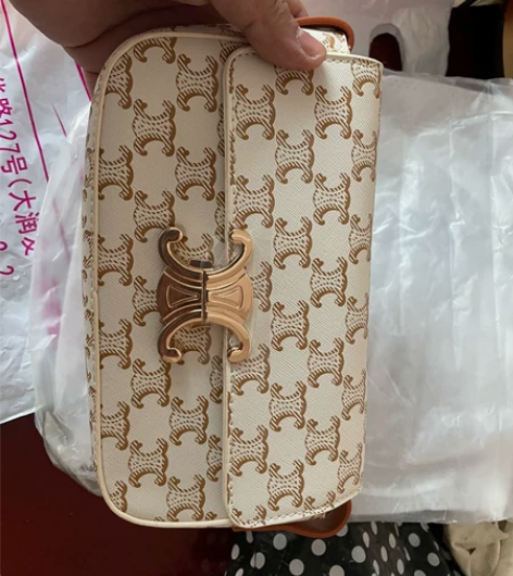 女士手包全新，买回来没用过，等想送人的时候...