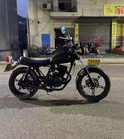 自己改着好玩的复古摩托车。车子是正规大品牌...