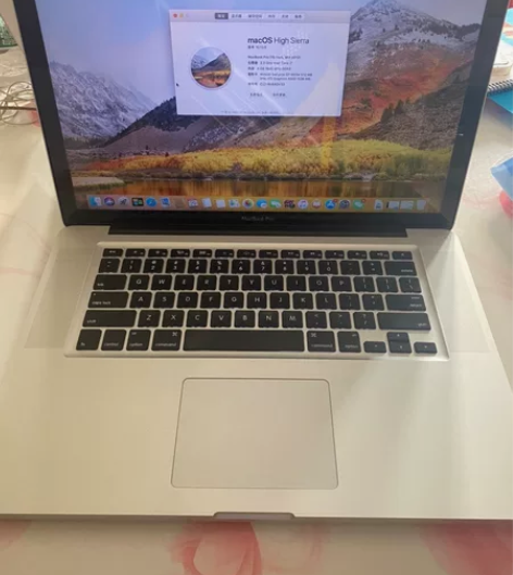 苹果笔记本 MacBookPro 轻微划痕...