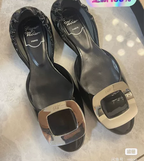 黑色亮面平底单鞋，真皮底已贴底，质量很好，...