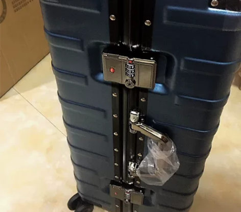 袋鼠精品行李箱,买到就是赚到,因搬家时候买...