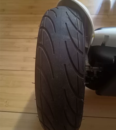 平衡车,没怎么骑轮子胎毛还有呢。电池不好用...