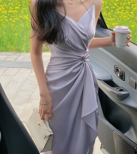 法式高级感丝绸缎面吊带连衣裙女夏港风修身显...