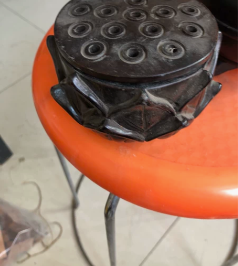 乌木莲花熏香炉,裂了但不影响正常使用。 感...