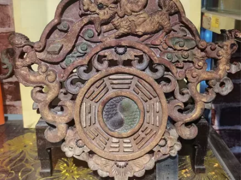 老庙旧藏精美老桃木鎏金挂屏，木质坚硬厚重，...