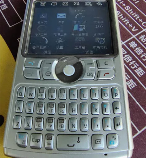 中兴手机，外观可以，胶皮塞老化，但是都在，...