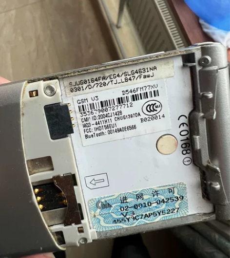 摩托罗拉v3，接电源可以亮，并要插卡。拔掉...