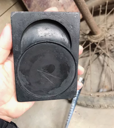 清代端砚、石质细腻，呈现出猪肝色、刻工精巧...