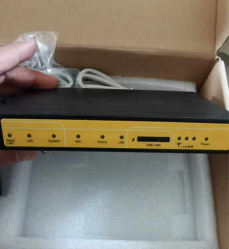 四信网关路由器，大功率路由器。型号F892...