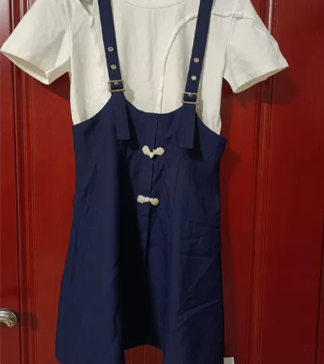 全新吊带裙套装，可单穿搭配其他衣服。衣长4...