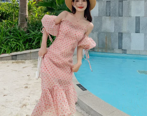 法式泡泡袖粉色波点一字肩连衣裙显瘦海边度假...