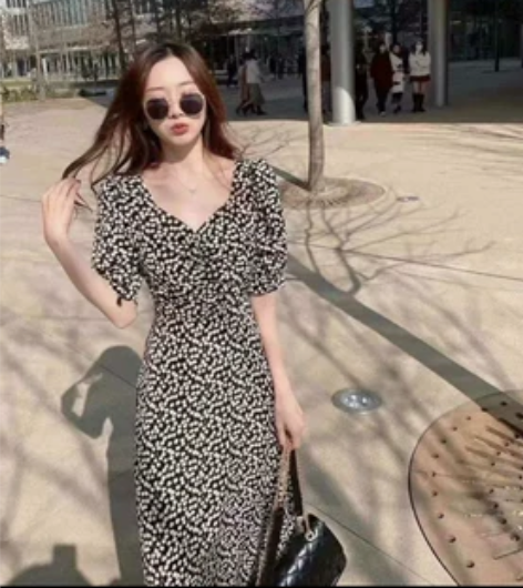 度假风露背小心机碎花裙长裙 感兴趣的话点“...