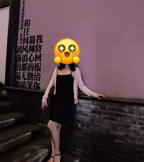 UR黑色露背吊带连衣裙，M码，9成新，专卖...