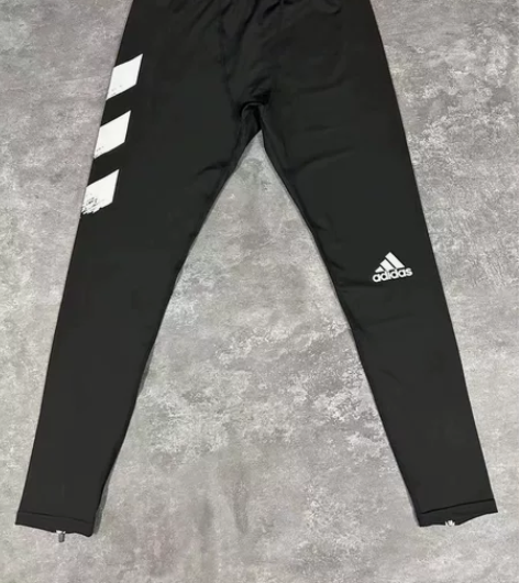 阿迪厚款，不是加绒的，小标齐全，质量拔尖高...