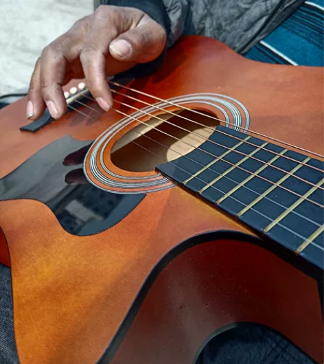 吉他专卖，没谈过，里面配件齐全，自己学不会...