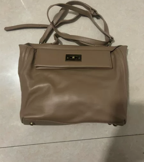 女士斜挎包，成色如图无瑕疵，特价出不议价。...