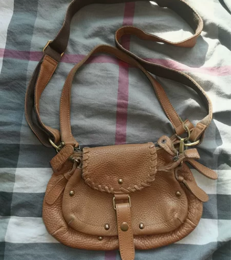 纯牛皮女士挎包，小包也可单独手提使用，包底...