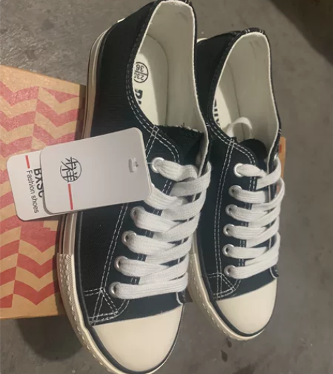 全新帆布鞋，实体店一百买的，放那里没穿过不...