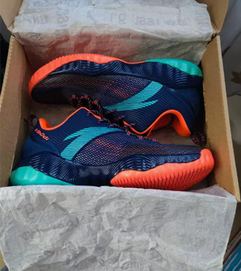 出一双安踏KT系列篮球鞋 橡胶大底适合打外...