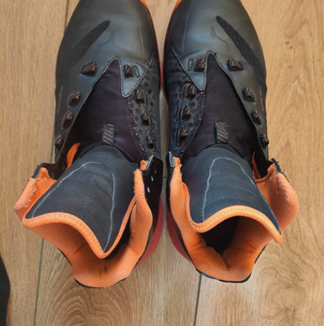 李宁篮球鞋，九成新，鞋底保存完好，鞋面跟新...