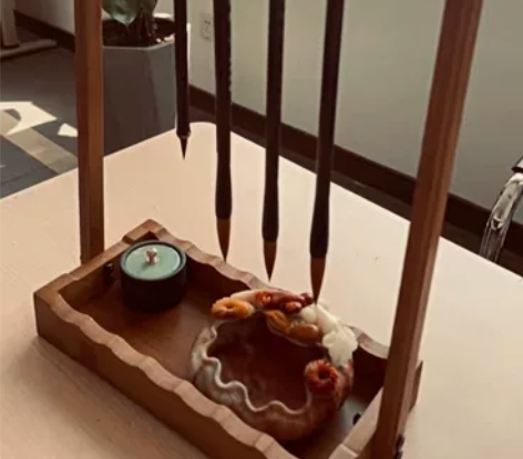 实木楠竹毛笔挂笔架一个，高约37.5公分，...