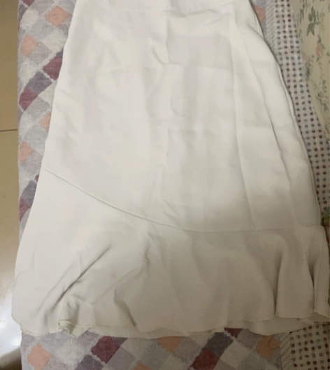 全新s码鱼尾裙，米白色，很细腻的西装面料，...