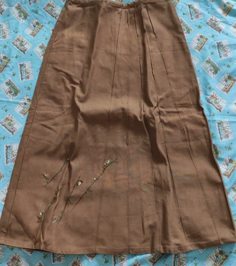 全新帆布刺绣小码半身A字中裙 s码，腰围6...