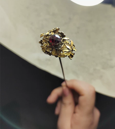 【已定勿询】鎏金掐丝镶红宝石立体花草佛手纹...