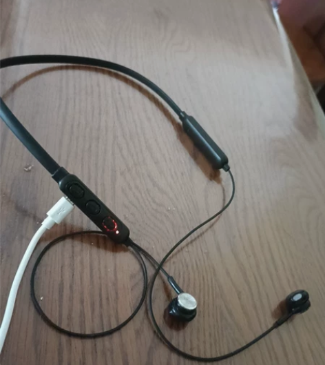 蓝牙运动耳机，正常使用，室外大音量能连听3...