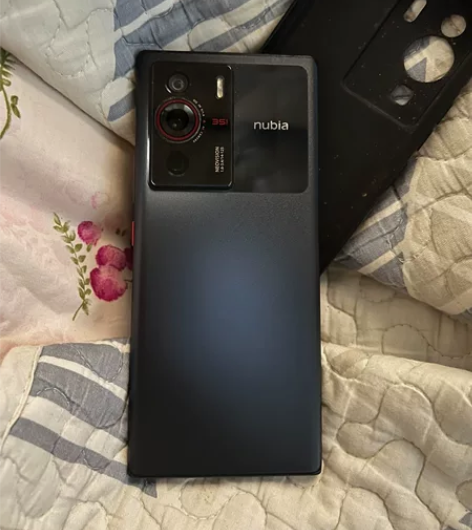 努比亚Z40Pro仅角有磕碰，屏幕，后盖无...