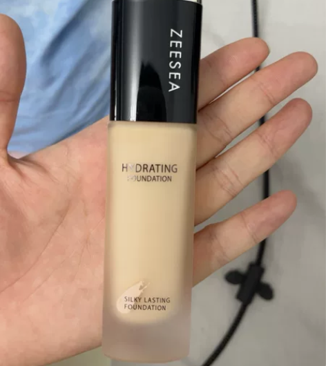 滋色粉底01号色 买来用了一次，平时很少化...