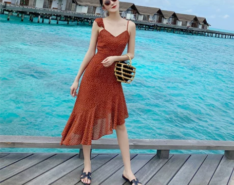 旅行路上吊带连衣裙女夏显瘦波点沙滩裙海边度...