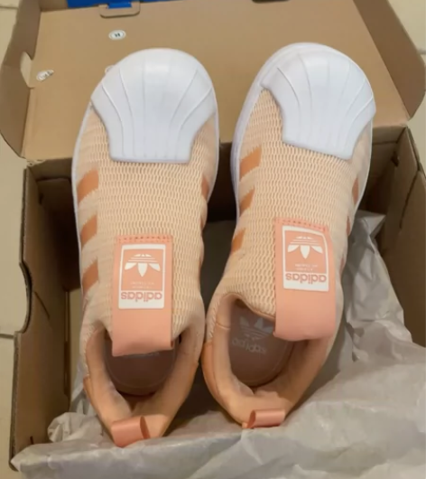 全新阿迪贝壳头毛毛虫运动鞋，买来没穿就小了...