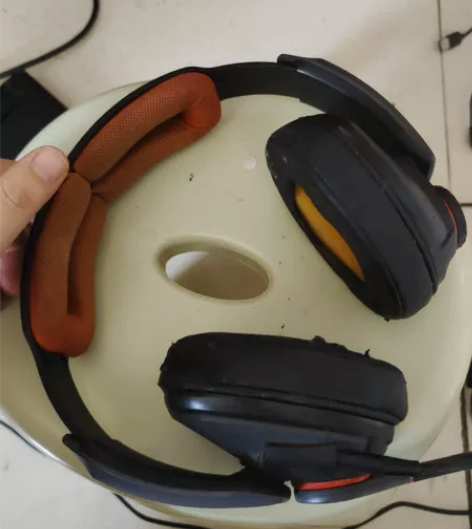 森海塞尔耳机，用的比较久了买的时候小200...