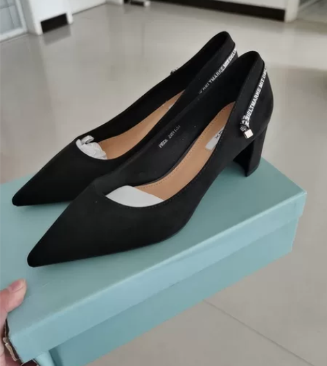 品牌单鞋 感兴趣的话点“我想要”和我私聊吧~