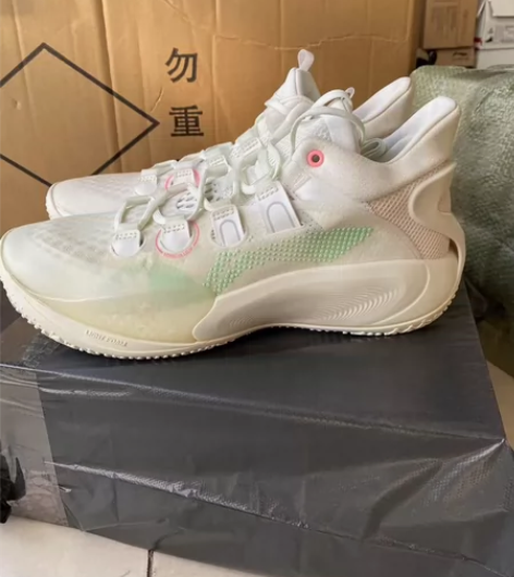 李宁音速9篮球鞋，一双43码，有点色差，如...