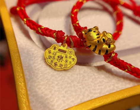 999足金喜乐牌 钻赢小躺虎 足金红绳周岁...