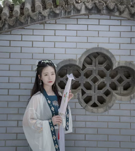 珍缕家陌上卿安汉服 是正的 xl码，墨绿色...