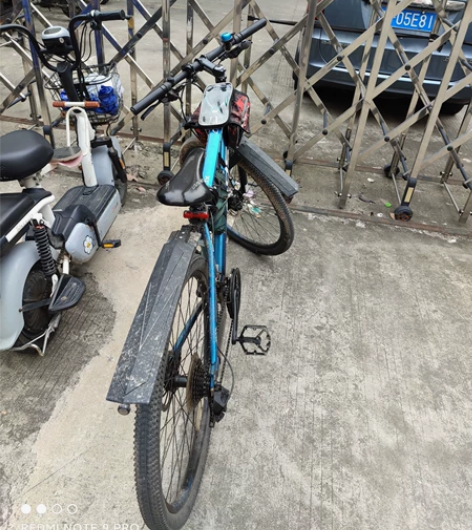 喜德盛英雄550裸车除了铃铛其它都不带，胎...