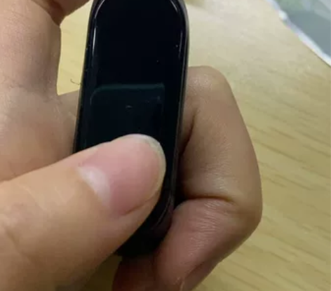 品牌型号 小米手环4 旗舰店购入，有充电器...