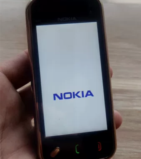 诺基亚N97mili 使用正常借电开机，整...