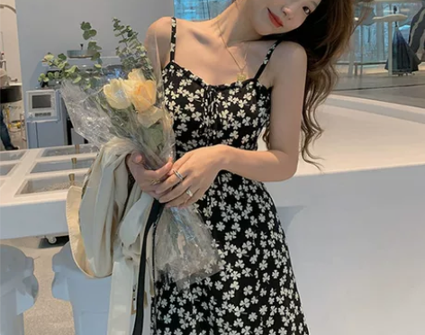 小个子碎花吊带连衣裙女夏2022年新款超仙...