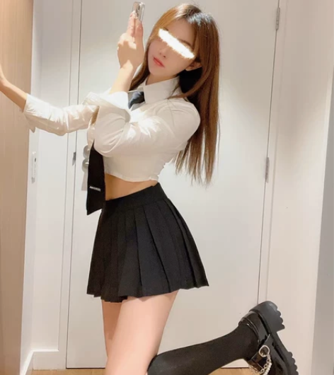 黑色百褶裙，里面自带安全裤，版型超级好，我...