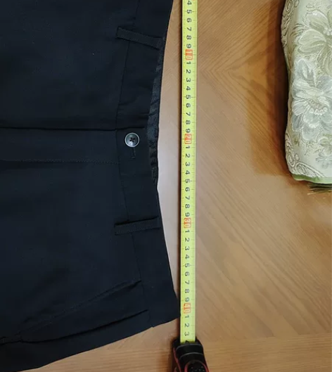 应该是海澜的 黑色休闲裤 剪标了 有轻微光...