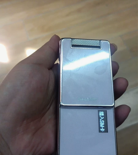 夏普翻盖旋转手机，参数网上可查 感兴趣的话...