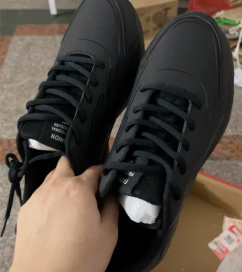 包邮，全新，有盒子。男士皮面运动鞋尺码：3...