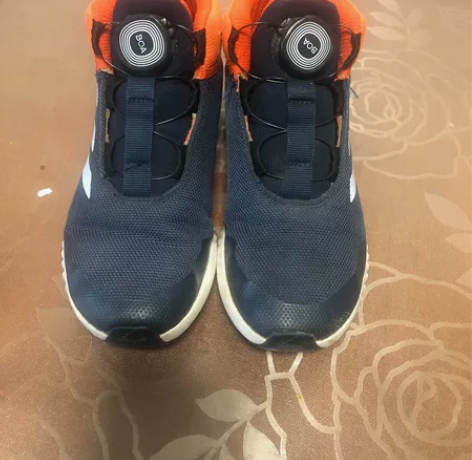 整理穿不下的衣物2:阿迪运动鞋 银泰买的左...