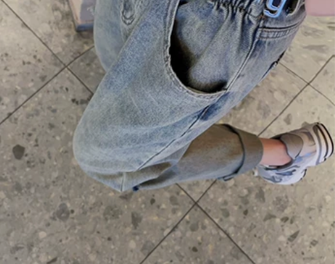 ?蓝色破洞牛仔裤女早秋2022新款高腰直筒...