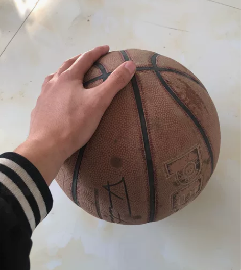 匹克篮球，被200多斤死肥仔坐了，导致鼓包...